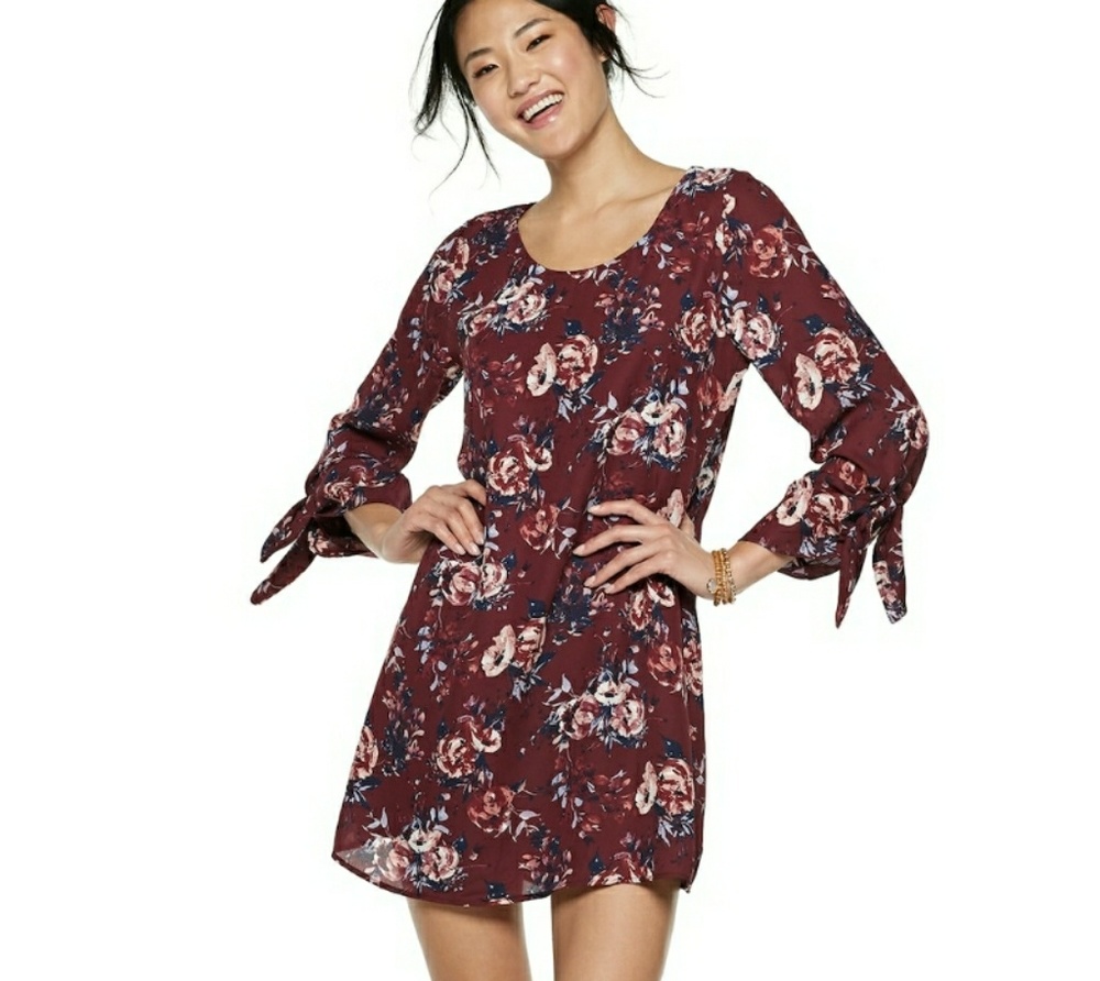 Juniors' lace back long sleeve shift dress